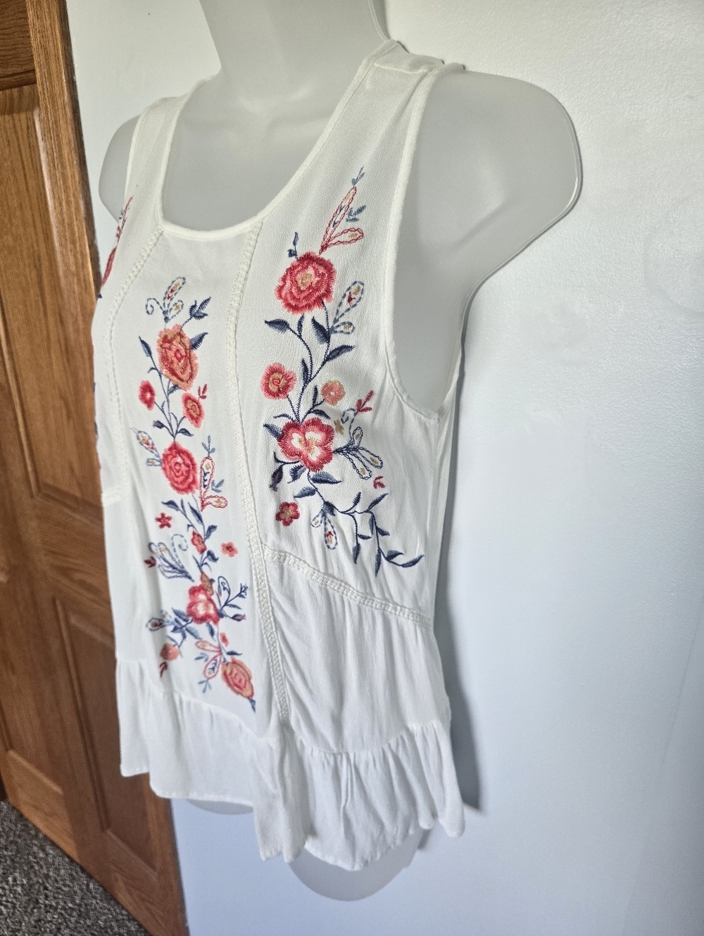NWOT Xhilaration white sleeveless Embroidered Floral Tank Top Womens Size Medium - Picture 8 of 12
